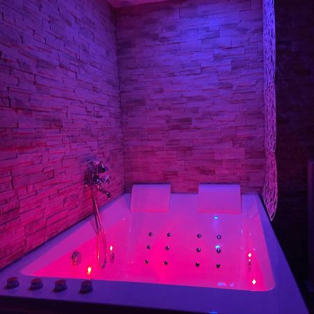 Bed and Breakfast Les Nids De La Baie Favieres  Экстерьер фото