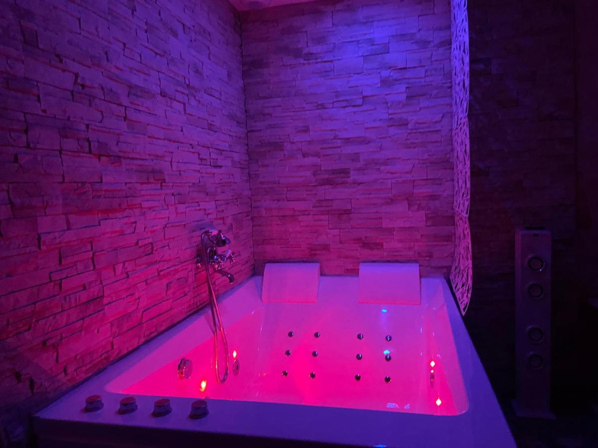 Bed and Breakfast Les Nids De La Baie Favieres  Экстерьер фото