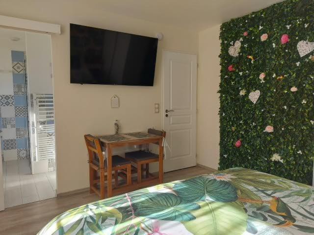 Bed and Breakfast Les Nids De La Baie Favieres  Экстерьер фото